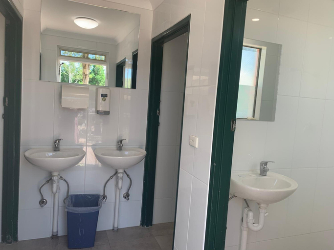 Bathroom 4, Alice Lodge, Alice Springs- Ross