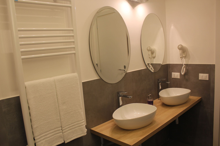 Bathroom 5, La finestra sul porto, Palermo