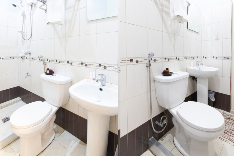 Bathroom 5, Starlight Bed and Breakfast, Pasay City