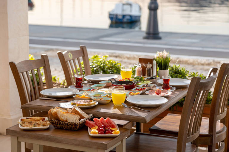 Food & Drinks 5, Hanedan Otel, Foça