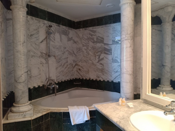 Bathroom 5, El Mouradi El Menzah, Hammamet