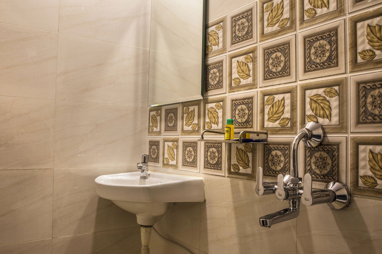 Bathroom, FabHotel Embassy Grand, Mumbai Suburban