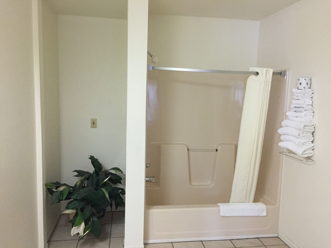 Bathroom 4, Super 8 by Wyndham Escanaba, Delta