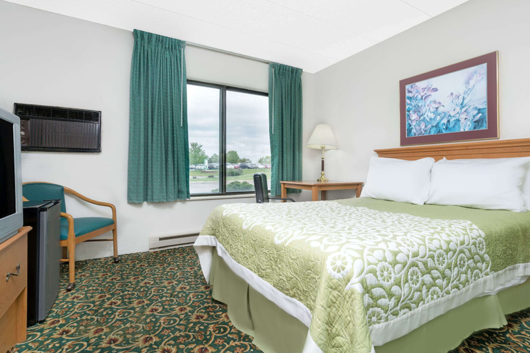 Bedroom 3, Days Inn by Wyndham St Cloud, Stearns
