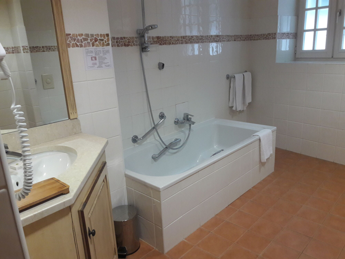 Bathroom 4, Hostellerie des Clos, Yonne