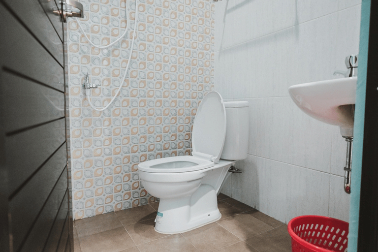 Bathroom 3, RedDoorz near RSUD Koja, North Jakarta