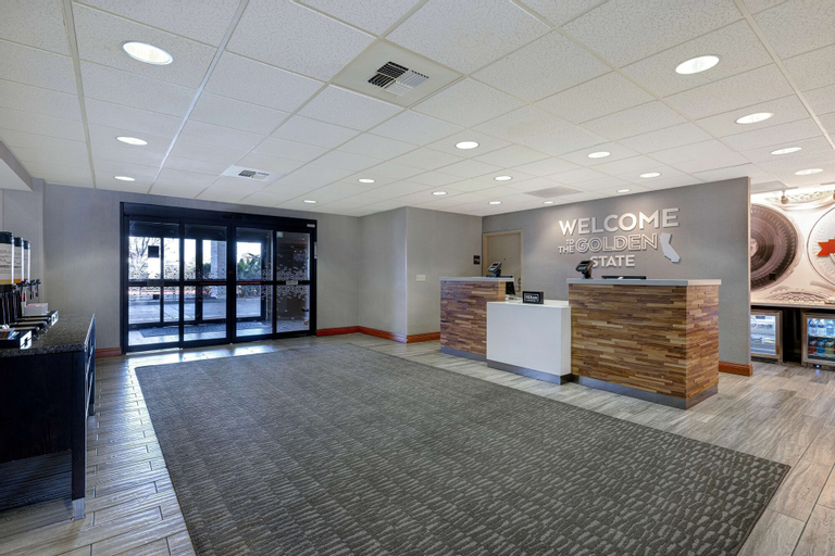 Public Area 2, Hampton Inn & Suites Tulare, Tulare