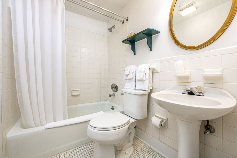 Bathroom 4, Wayside Inn, Frederick