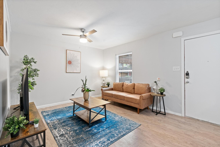 Others 4, Stylish 1BR Near UT Highland Evonify, Travis