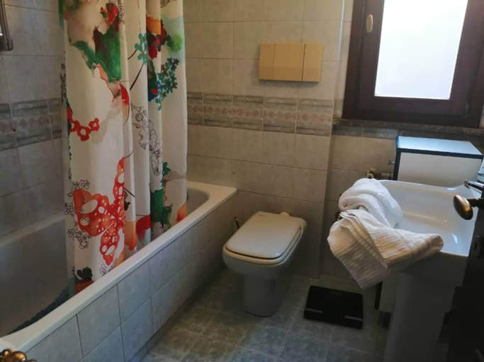 Bathroom 4, 3 Bedrooms Villa Sleeps 6 With Garden, Rome