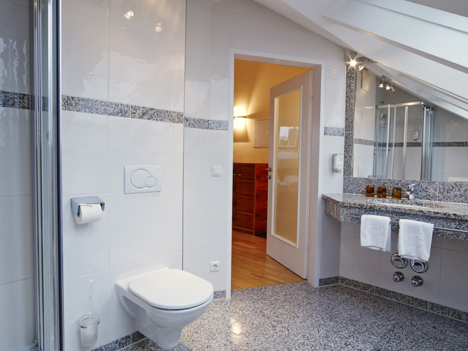 Bathroom 3, Holiday Apartments by Das Grüne Hotel zur Post, Salzburg