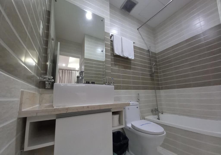 Bathroom, Long Bình Apartment & Hotel, Da Nang