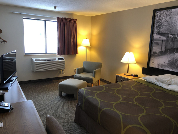 Bedroom 3, Super 8 by Wyndham Salmon Arm, Columbia-Shuswap