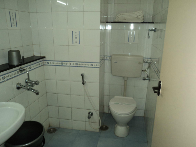 Bathroom 3, Hotel Hilltop Towers, Dindigul