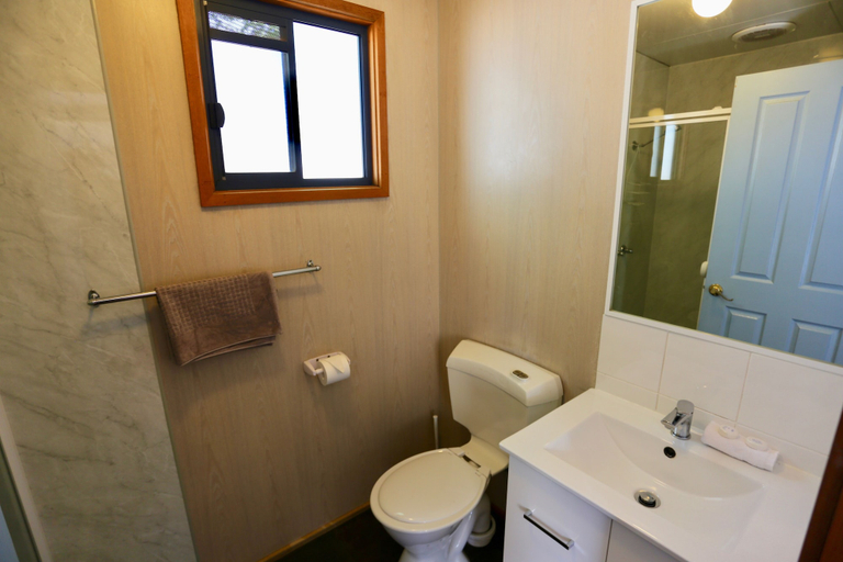 Bathroom 4, Young Tourist Park, Young