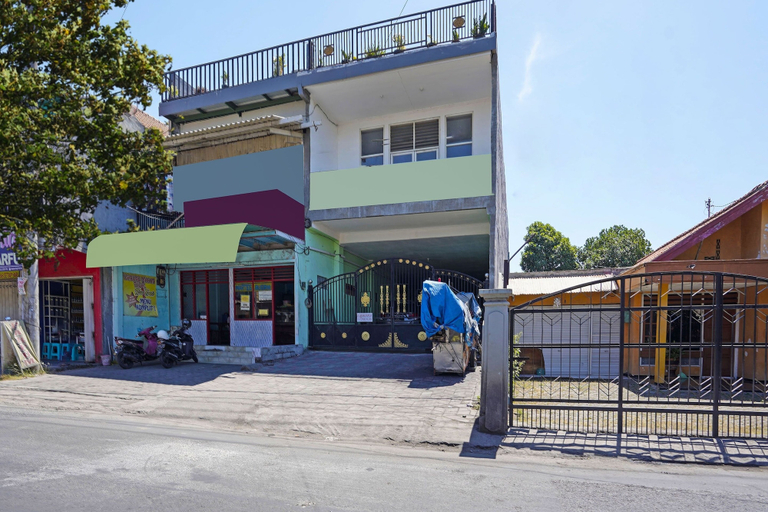 Exterior & Views 2, OYO 91670 Mannsur Homestay Syariah, Sidoarjo