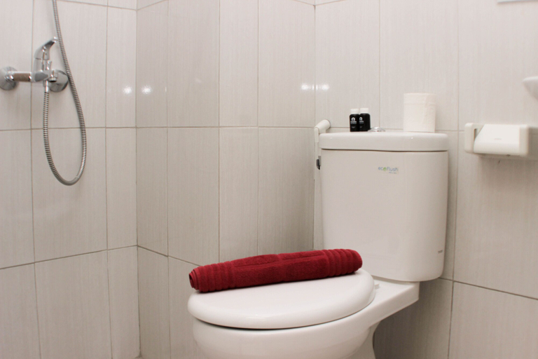 Bathroom 3, Cozy Studio at Monroe Tower Apartment, Cikarang