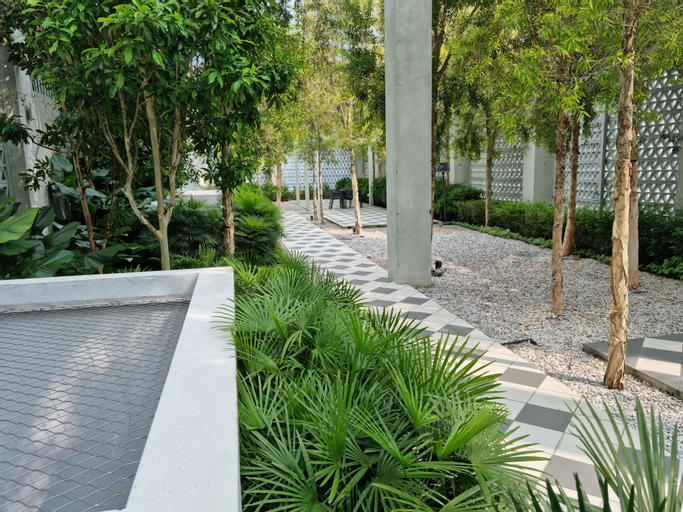 Exterior & Views 11
