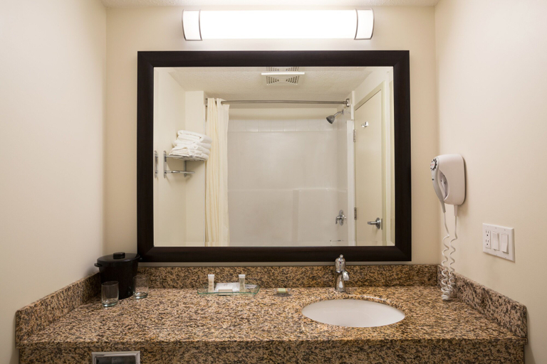 Bathroom 4, Super 8 by Wyndham Sherwood Park/Edmonton Area, Division No. 11