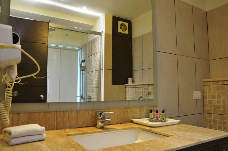 Bathroom 16