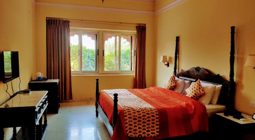 Bedroom 2, Umaid Palace - Getaway Resort Near Jaipur Close to Bhangarh & Chand Baori Stepwell Abhaneri, Dausa