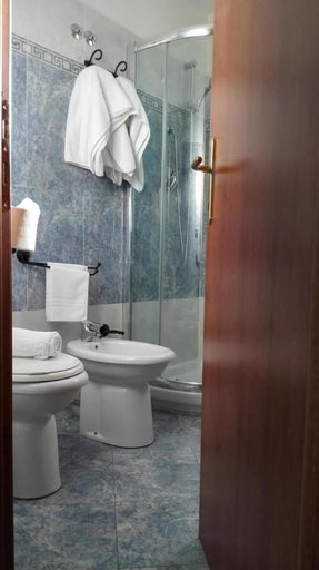 Bathroom 3, Hotel Esperia, Livorno