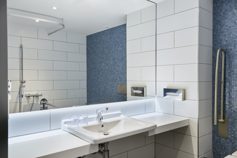 Bathroom 5, Holiday Inn Express BERLIN - ALEXANDERPLATZ by IHG, Berlin