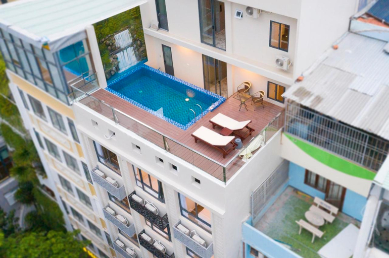 Exterior & Views 17
