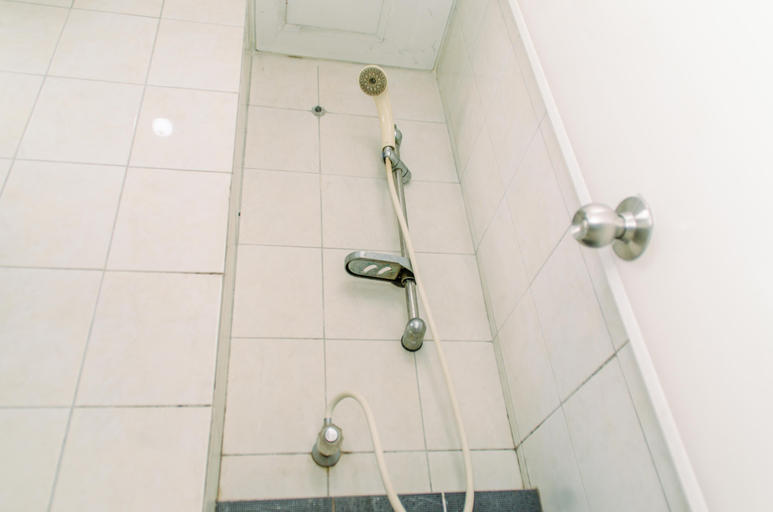 Bathroom 5, Homey and Well Designed 2BR at Bintaro Park View Apartment By Travelio, Jakarta Selatan