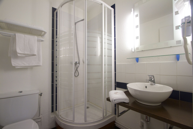 Bathroom 4, Citotel De France Et D'europe, Finistère