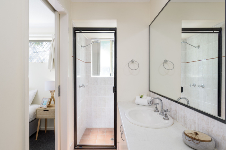 Bathroom 4, Rainbow Getaway Holiday Apartments, Cooloola (excl. Gympie)