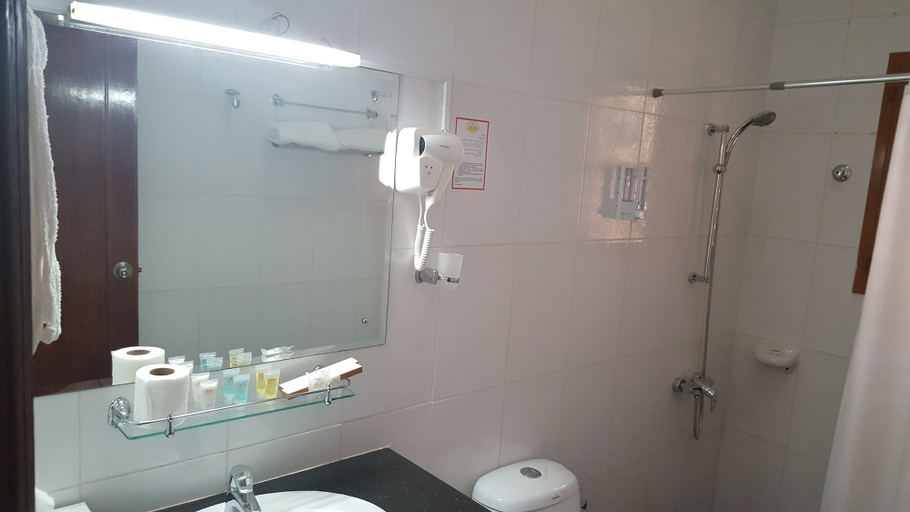 Bathroom 4, Al Ayjah Plaza Hotel, Sur
