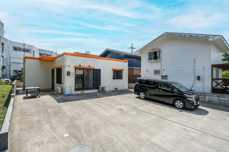 Exterior & Views, Orange Line, Onna