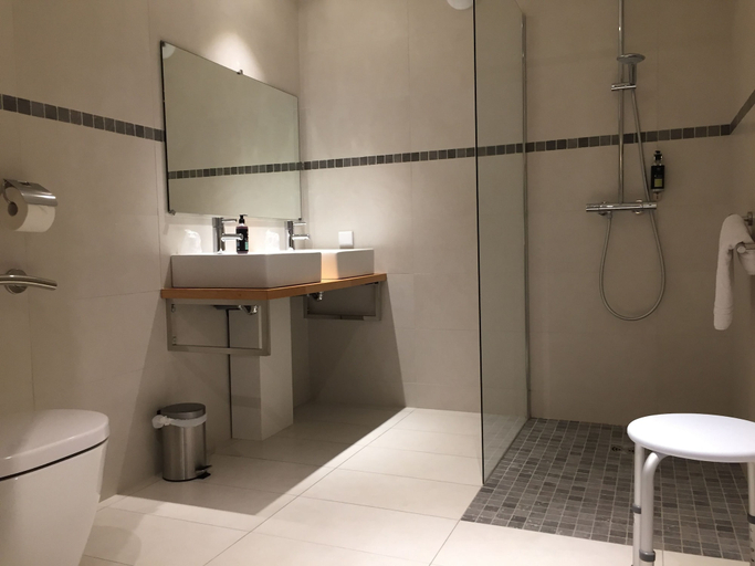 Bathroom 4, Hôtel le Dauphin, Hauts-de-Seine