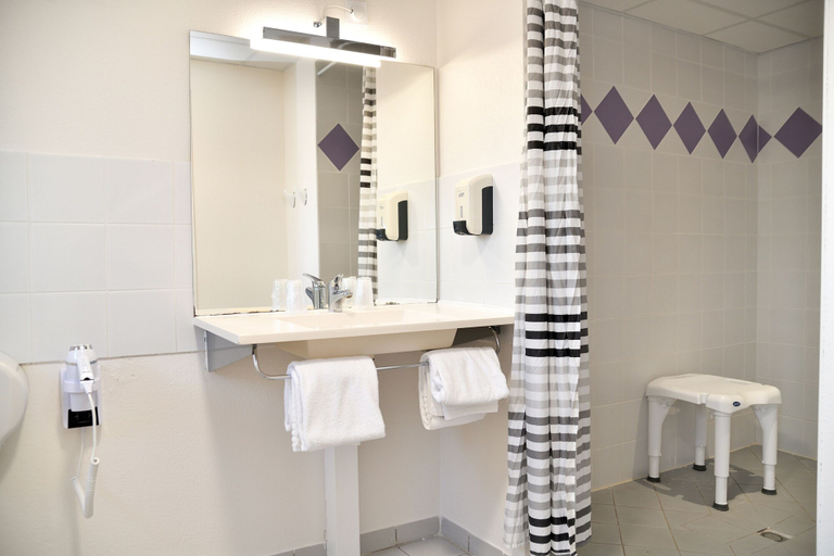 Bathroom 3, Cit'Hotel Restaurant Bowling de Millau, Aveyron