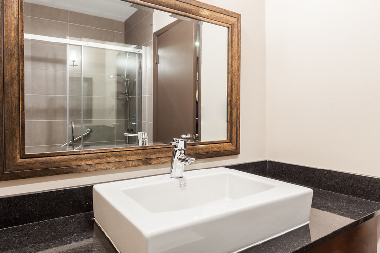 Bathroom 3, Hotel Ambassadeur, Communauté-Urbaine-de-Québec