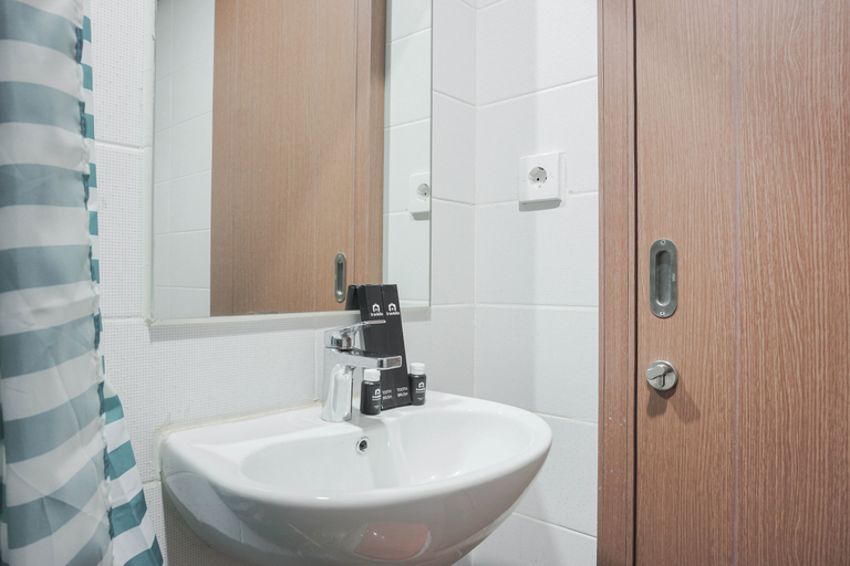 Bathroom 5, High Floor and Stunning Studio Puri Orchard Apartment By Travelio, Jakarta Barat