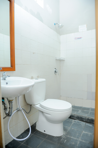 Bathroom 5, Hotel Handayani, Sumedang