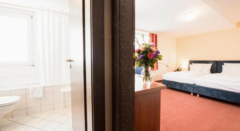 Bedroom 3, Hoteltraube Rudesheim, Rheingau-Taunus-Kreis