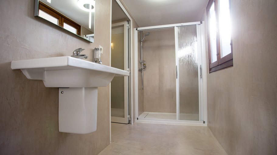 Bathroom 5, Hotel Napoléon, Haute-Corse