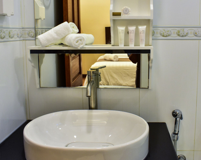 Bathroom 4, Isle Royal Inn