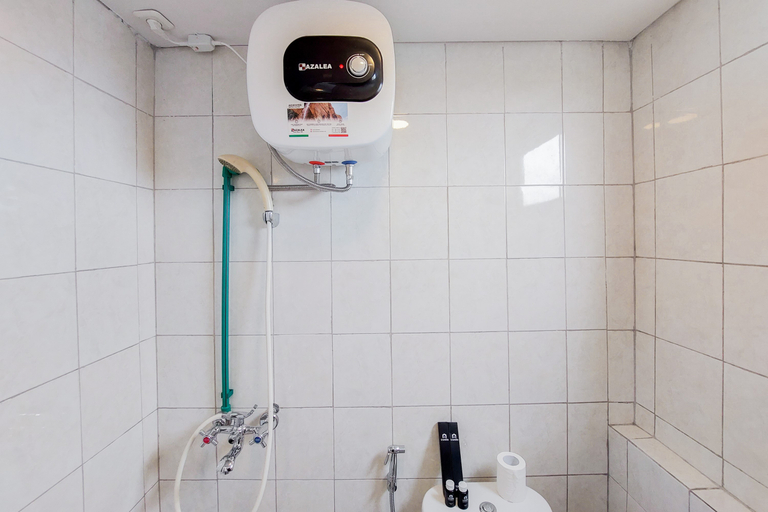 Bathroom 5, Homey and Tidy Studio at Bintaro Park View Apartment By Travelio, Jakarta Selatan