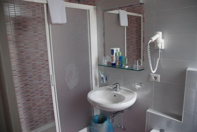 Bathroom 5, Hotel Riviera, Como