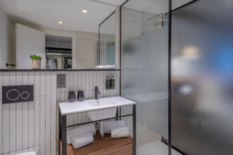 Bathroom 5, Melia White House Hotel, London