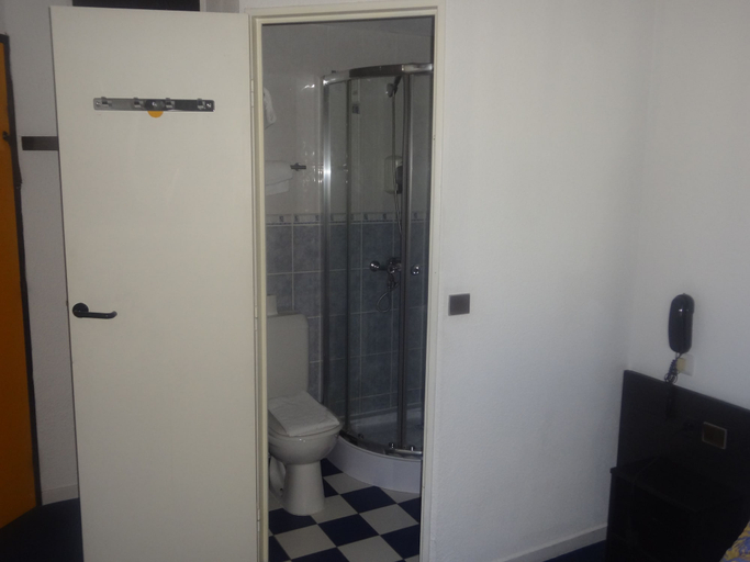 Bathroom 5, Rev'Hotel Coignières, Yvelines