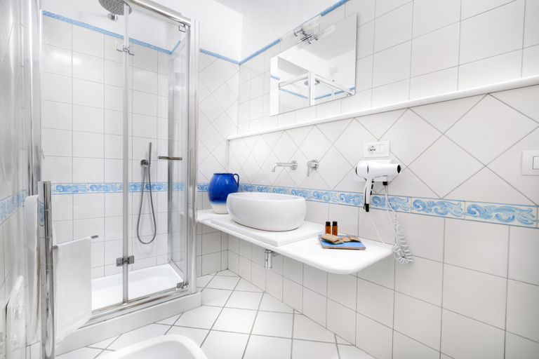 Bathroom 3, Hotel Smeraldo, Salerno