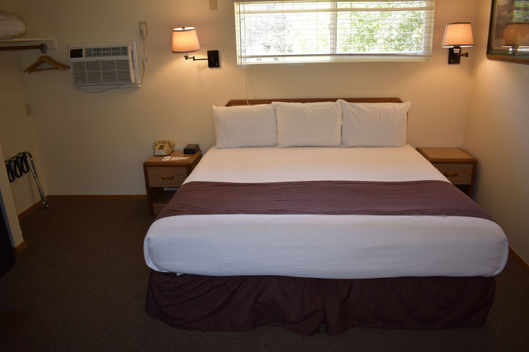 Bedroom 4, Lazy J Ranch Motel, Tulare