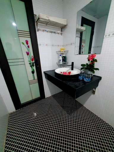 Bathroom 4, Green Co to Hotel, Cô Tô