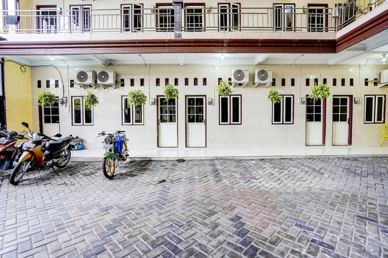 Exterior & Views 1, OYO 91795 Kos Jeehel Syariah, Sidoarjo