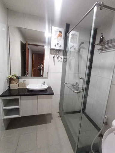 Bathroom 5, Grand Kamala Lagoon by Gilang, Bekasi